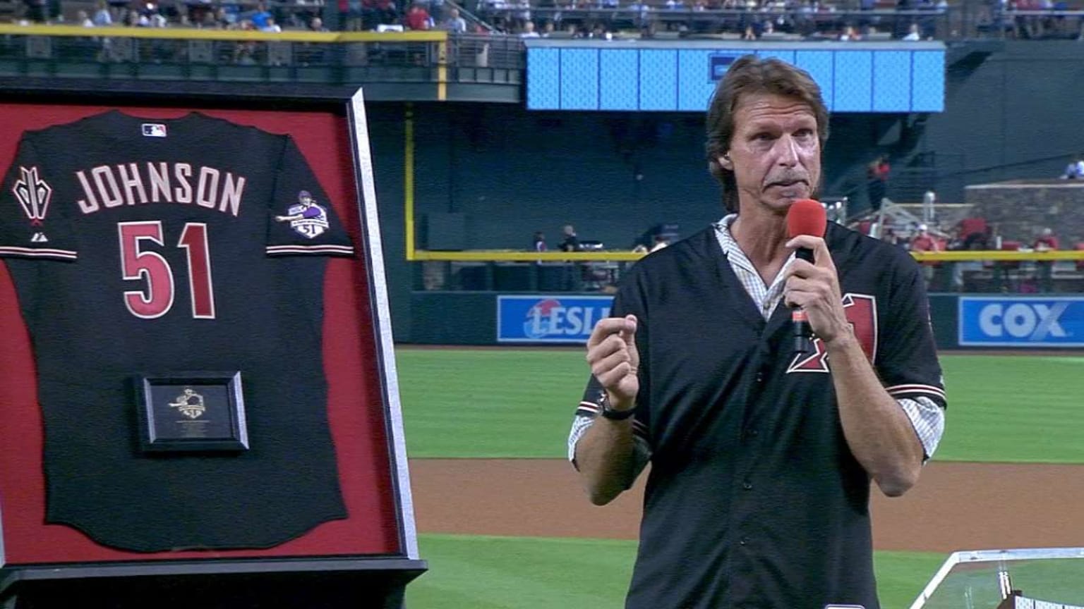 MLB Report: Giants' Randy Johnson is retiring