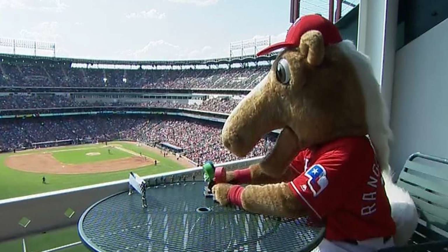 Rangers Captain acts out the dot race | 09/06/2016 | Texas Rangers
