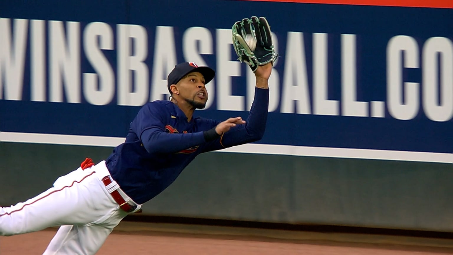 Byron Buxton's sensational grab, 04/21/2021