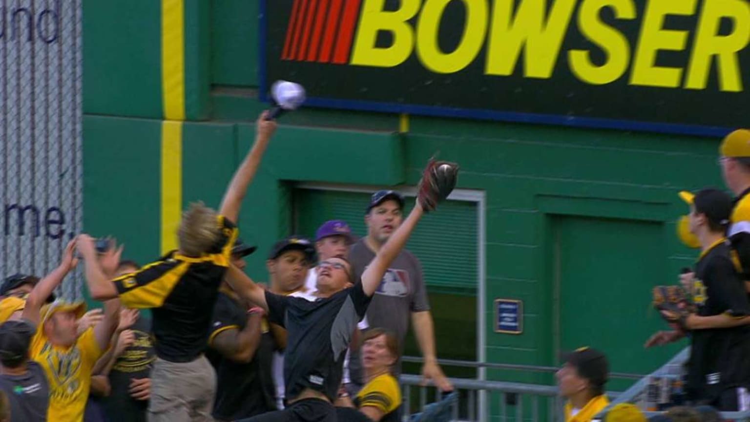 SEA@PIT: Fan makes a fine grab, falls over railing | 07/27/2016 | MLB.com