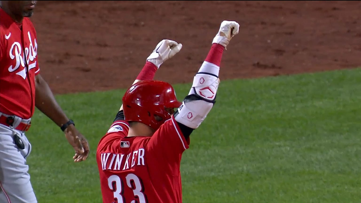 Jesse Winker hits a go-ahead RBI single | 07/30/2021 | Cincinnati Reds