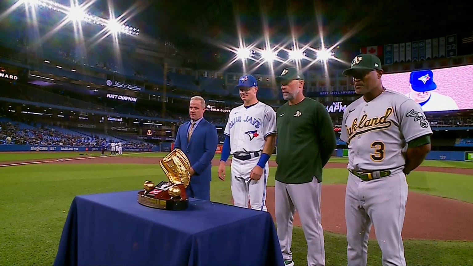 Chapman receives his Gold Glove, 04/16/2022