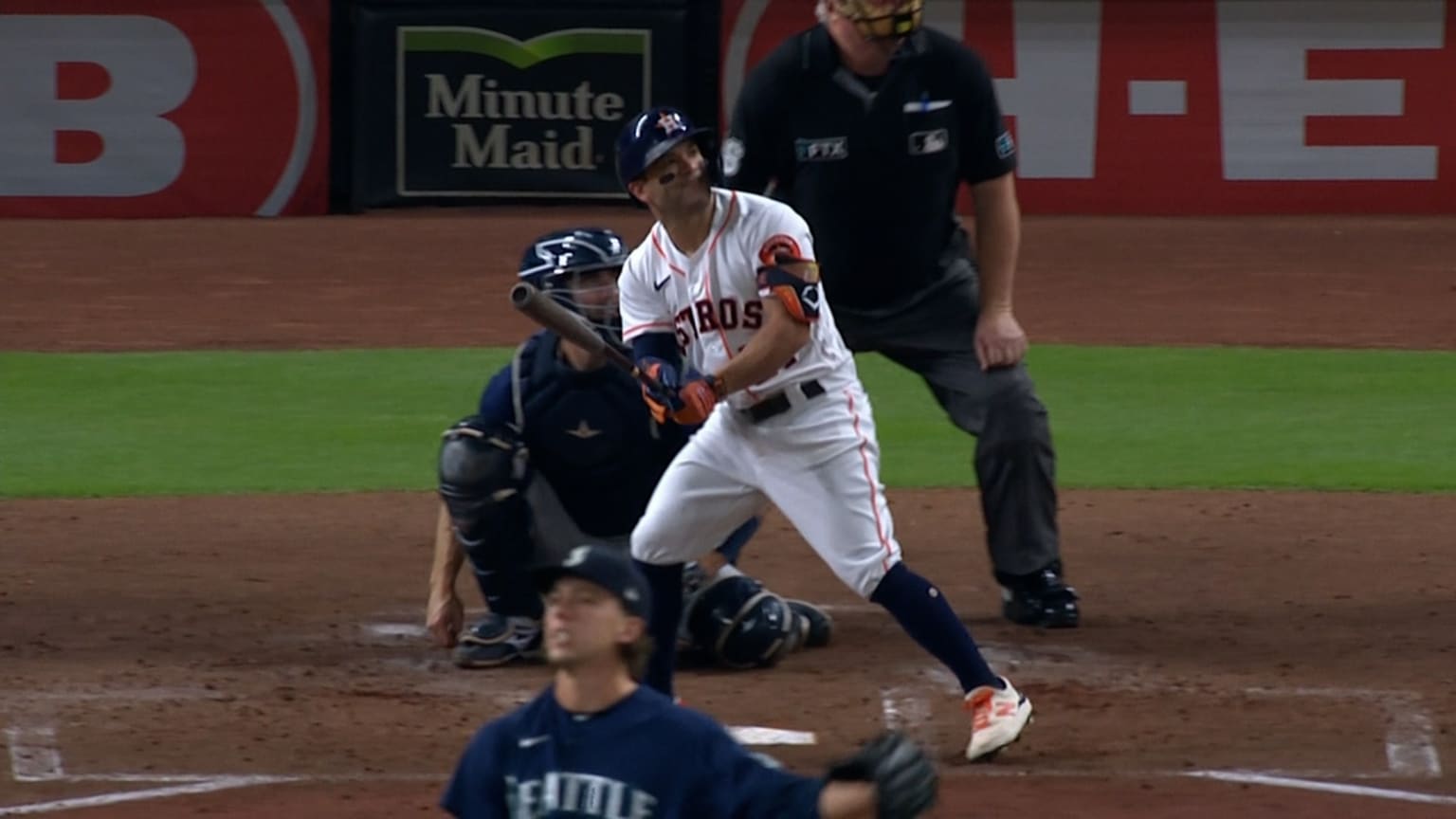 José Altuve clobbers a solo home run as the Astros grab a lead