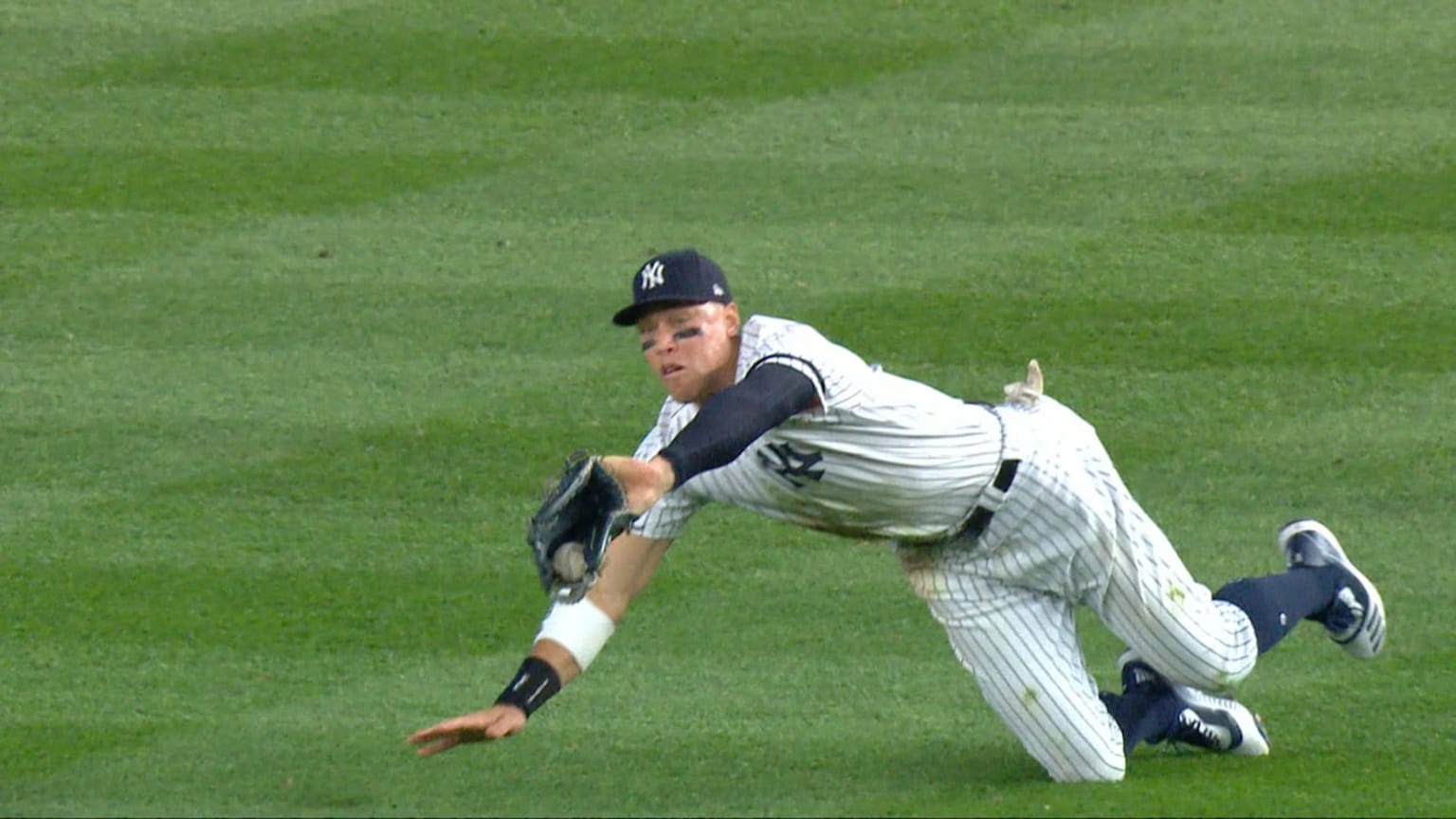 judges outstanding diving catch 04182019 new york yankees