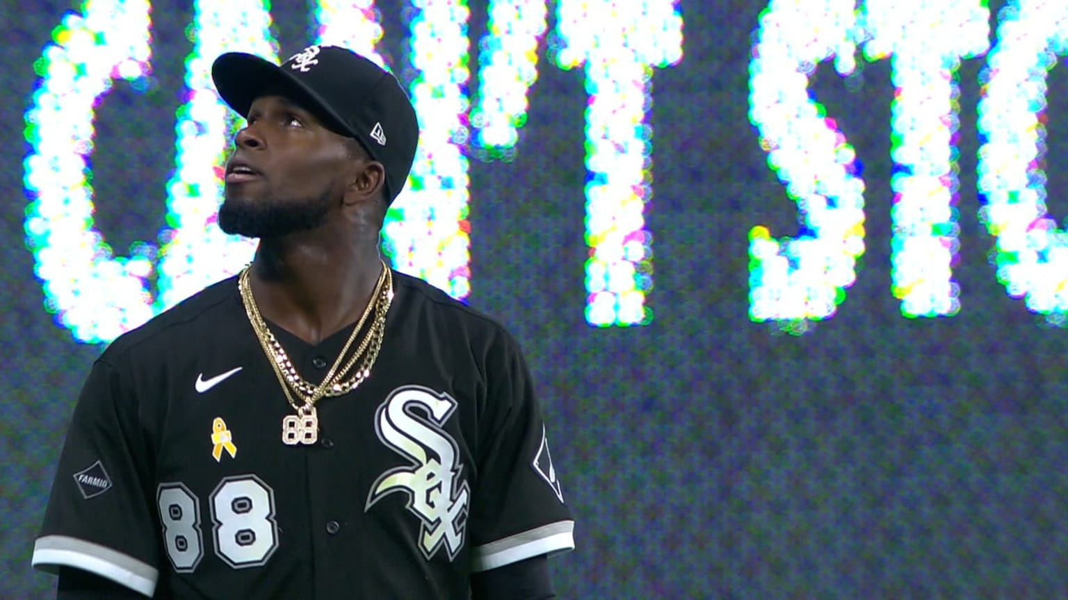 Luis Robert ran so hard he broke his chain 😲