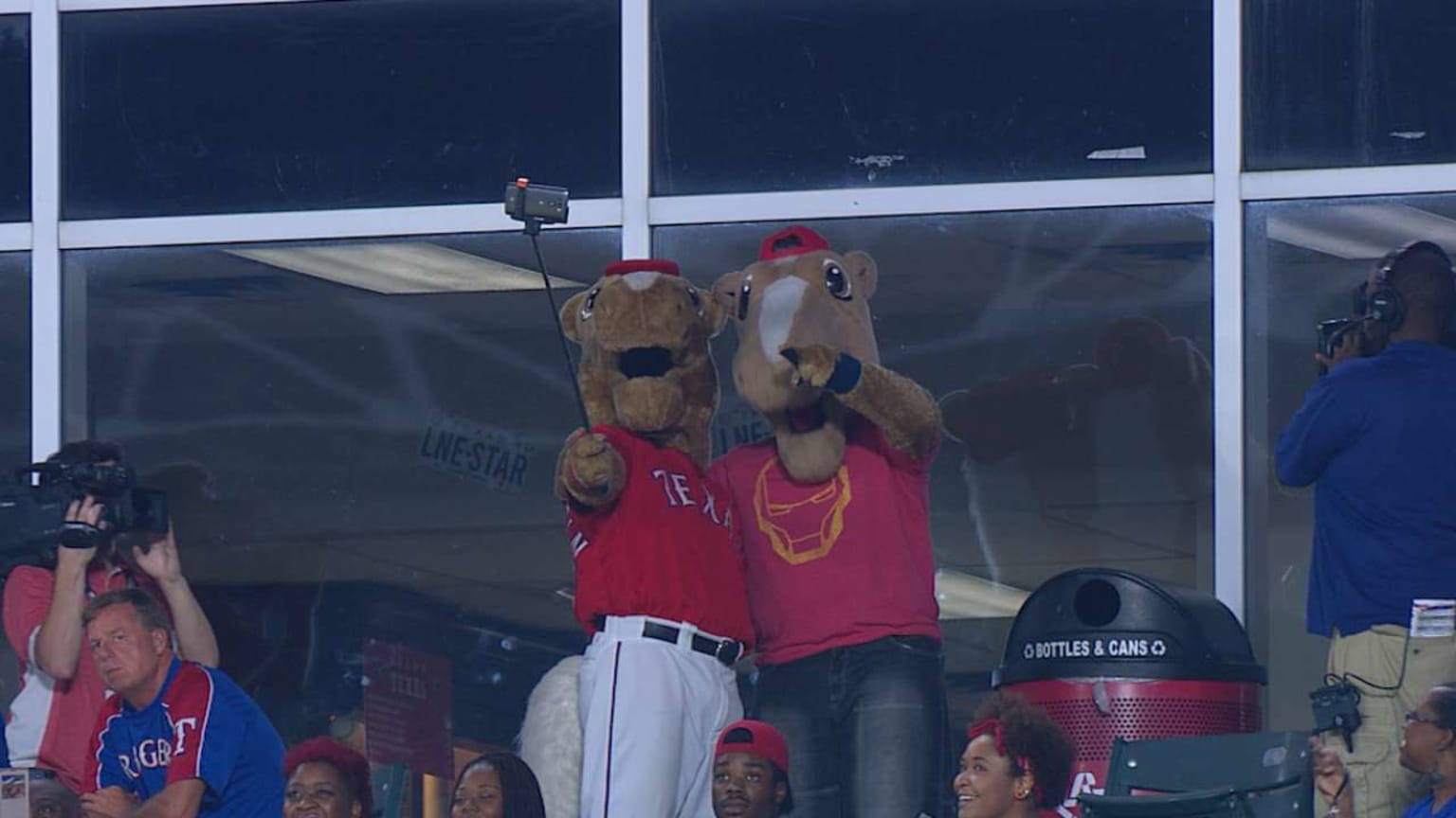 Rangers Captain spots his doppelganger | 08/15/2016 | Texas Rangers