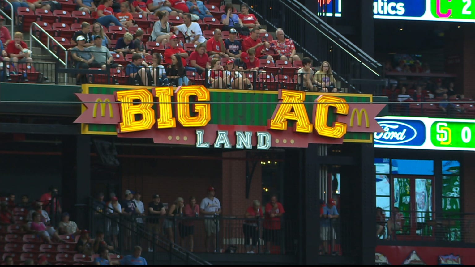 Big Mac sign loses the &quot;M&quot; | 08/21/2019 | St. Louis Cardinals