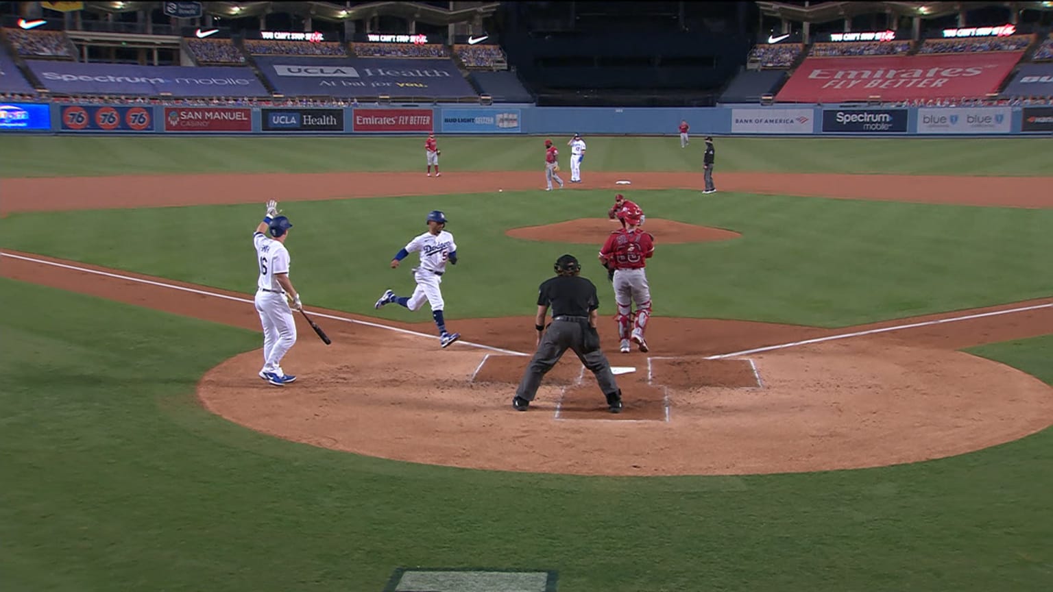 Betts scores on double steal 09/26/2020 Los Angeles