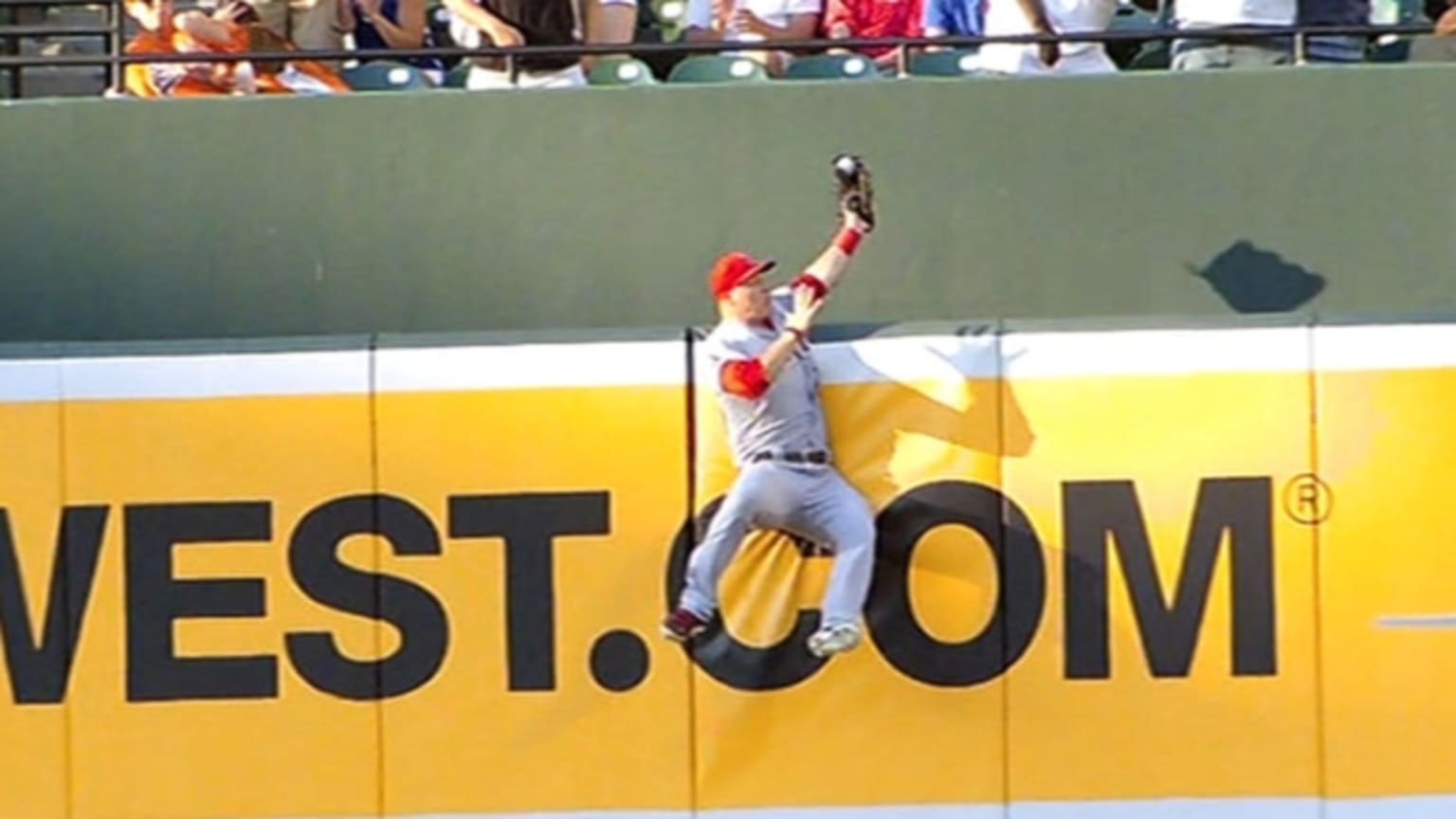 GraigKreindler] Here's my painting of Mike Trout making a stunning grab  against J.J. Hardy and the Orioles on June 27, 2012. Dat light tho. : r/ baseball