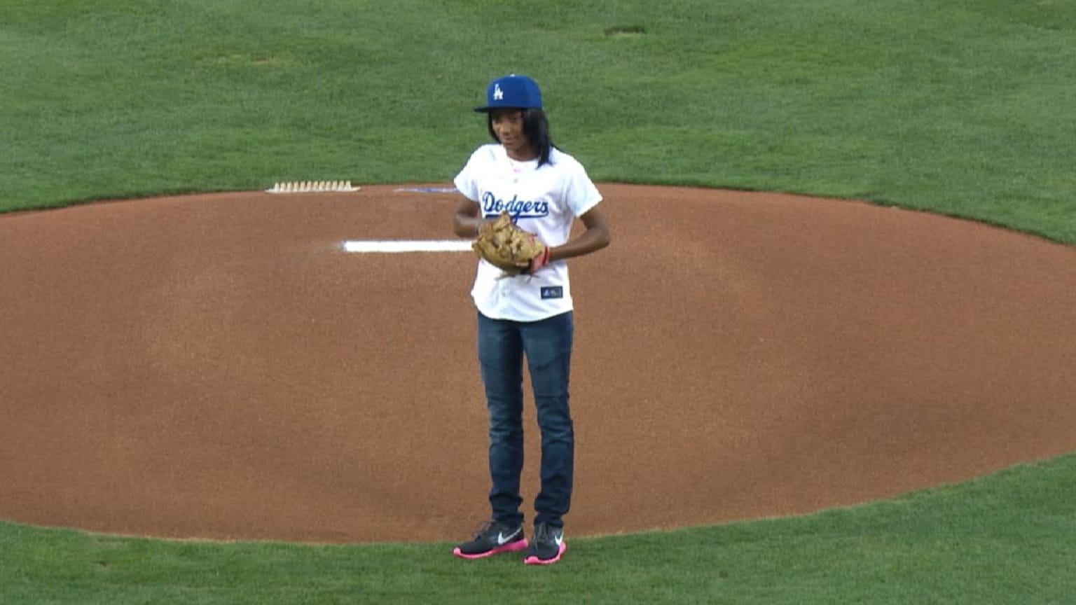 Mo'ne Davis tosses ceremonial first pitch 