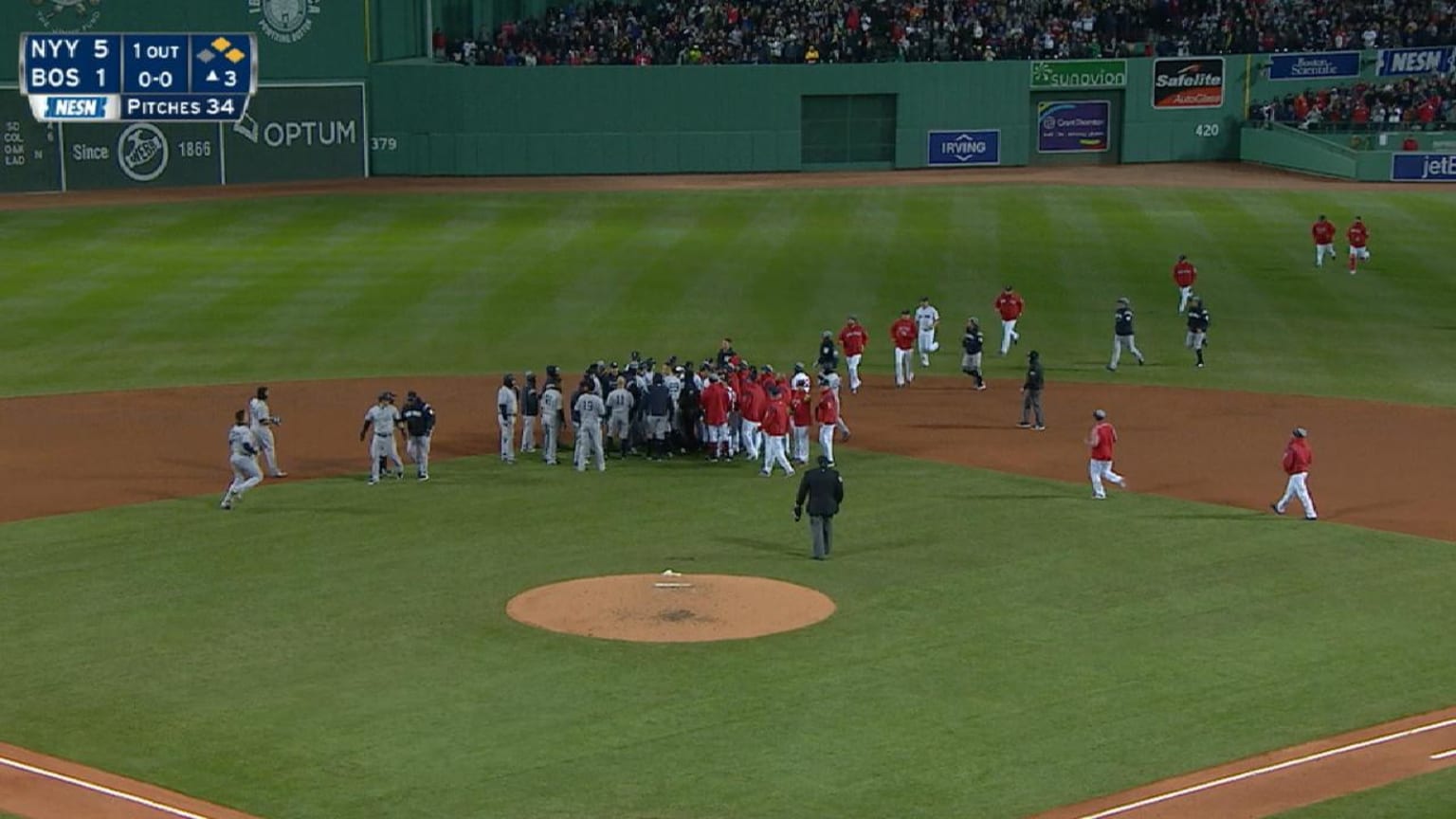 Benches clear in Boston 04/11/2018 Boston Red Sox