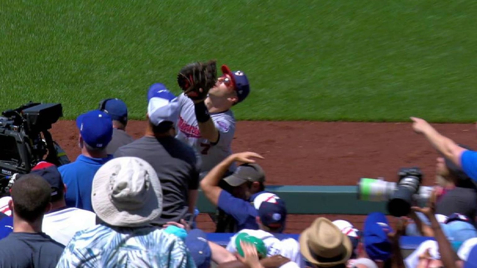 MIN@KC: Mauer makes nice catch over the railing | 07/01/2017 | MLB.com