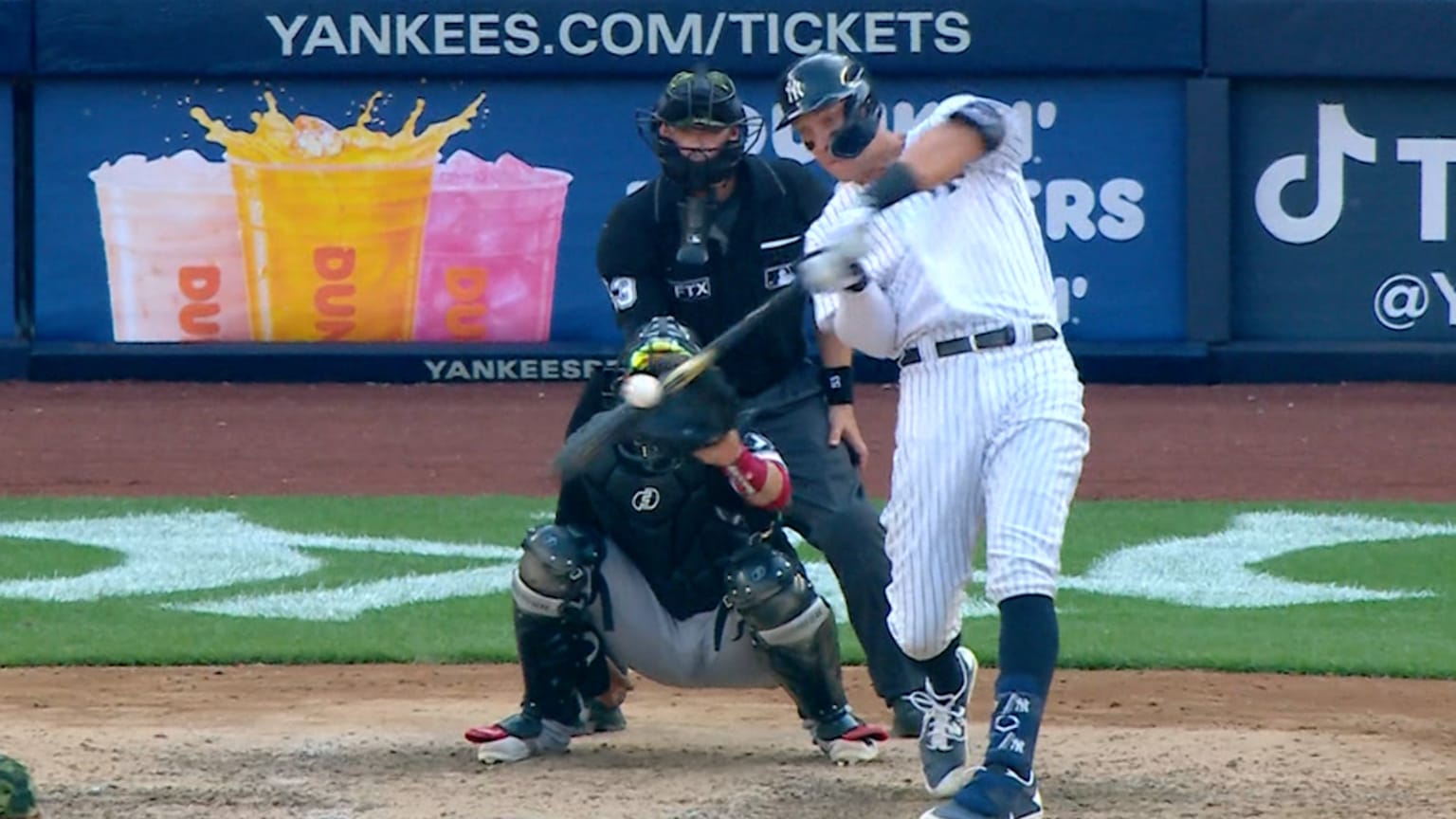 Aaron Judge catches flying puck barehanded at NHL game