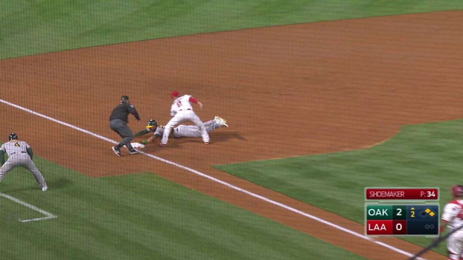 OAK@LAA: Simmons makes a quick tag at third base | 04/26/2017 | MLB.com