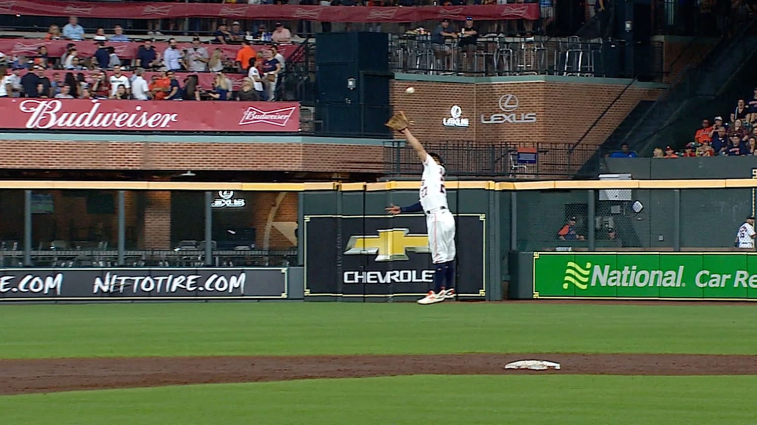 [分享] Jose Altuve 今日超強美技空中抓飛鳥