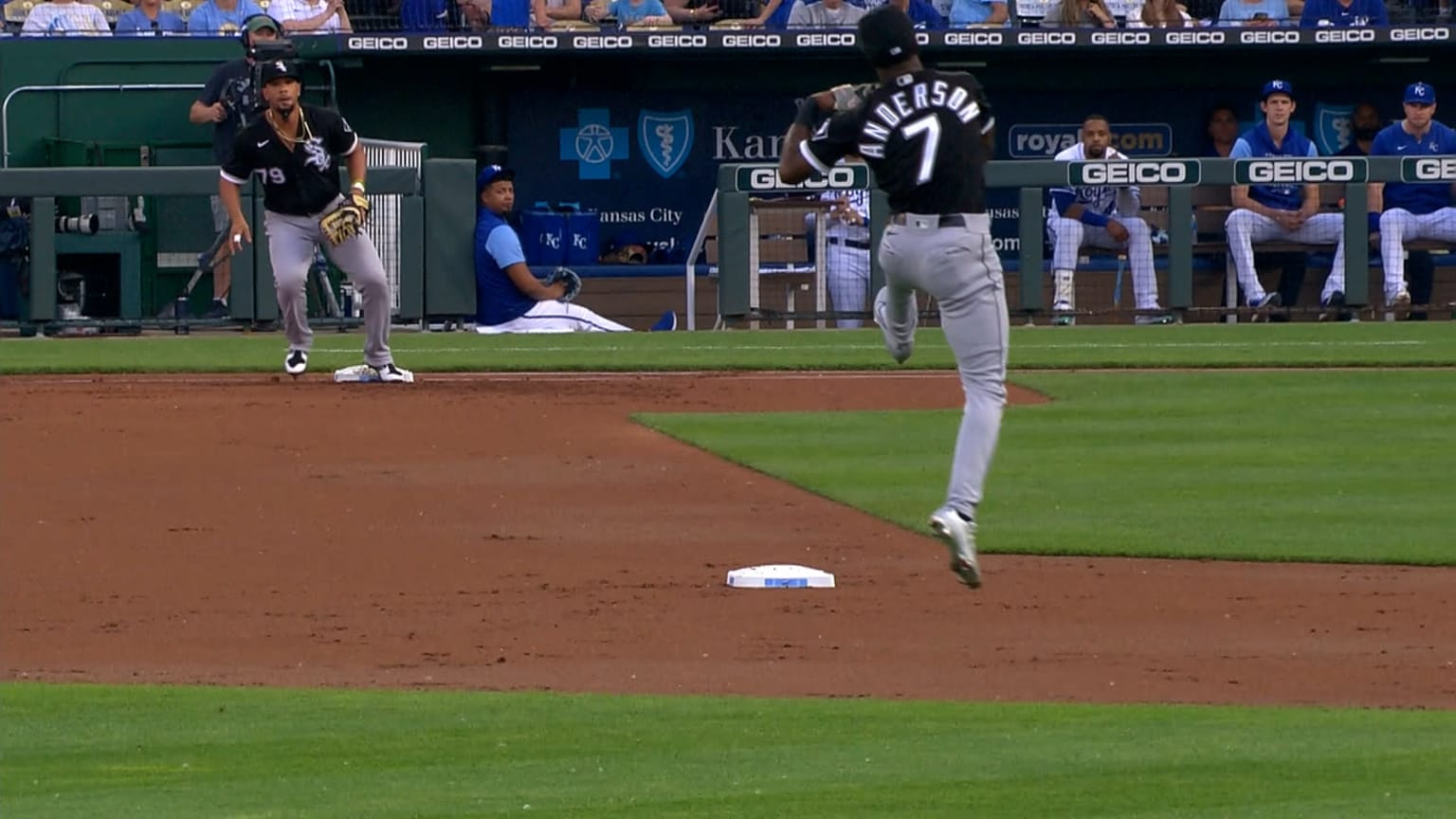 Tim Anderson makes a nice jump throw in the 1st | 05/18/2022 | Kansas ...