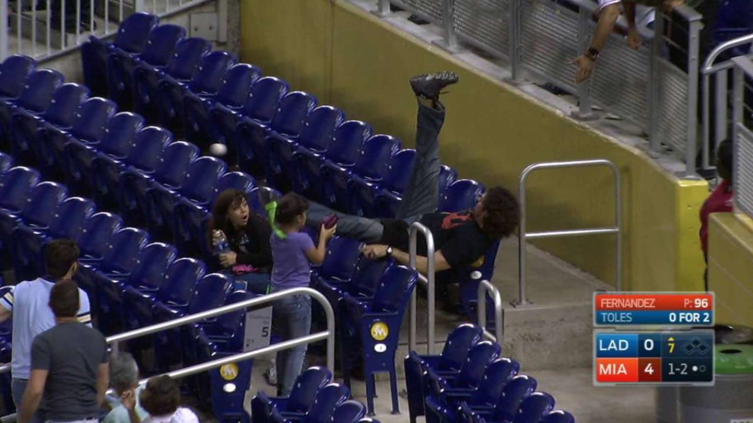 Fan falls going for a foul ball | 09/09/2016 | MLB.com