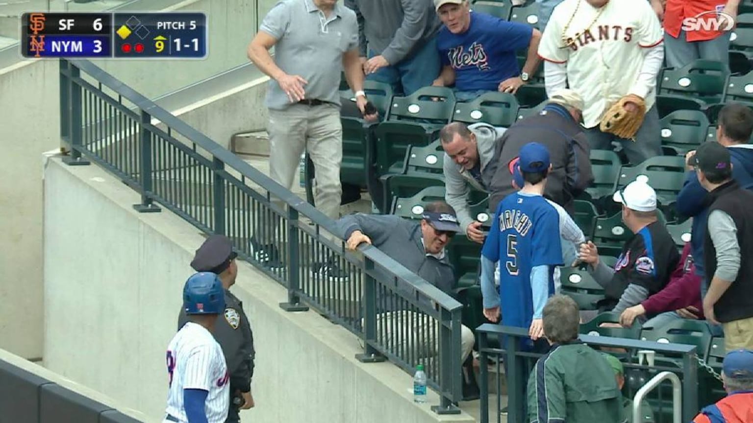 Fan falls trying to catch ball | 05/10/2017 | MLB.com