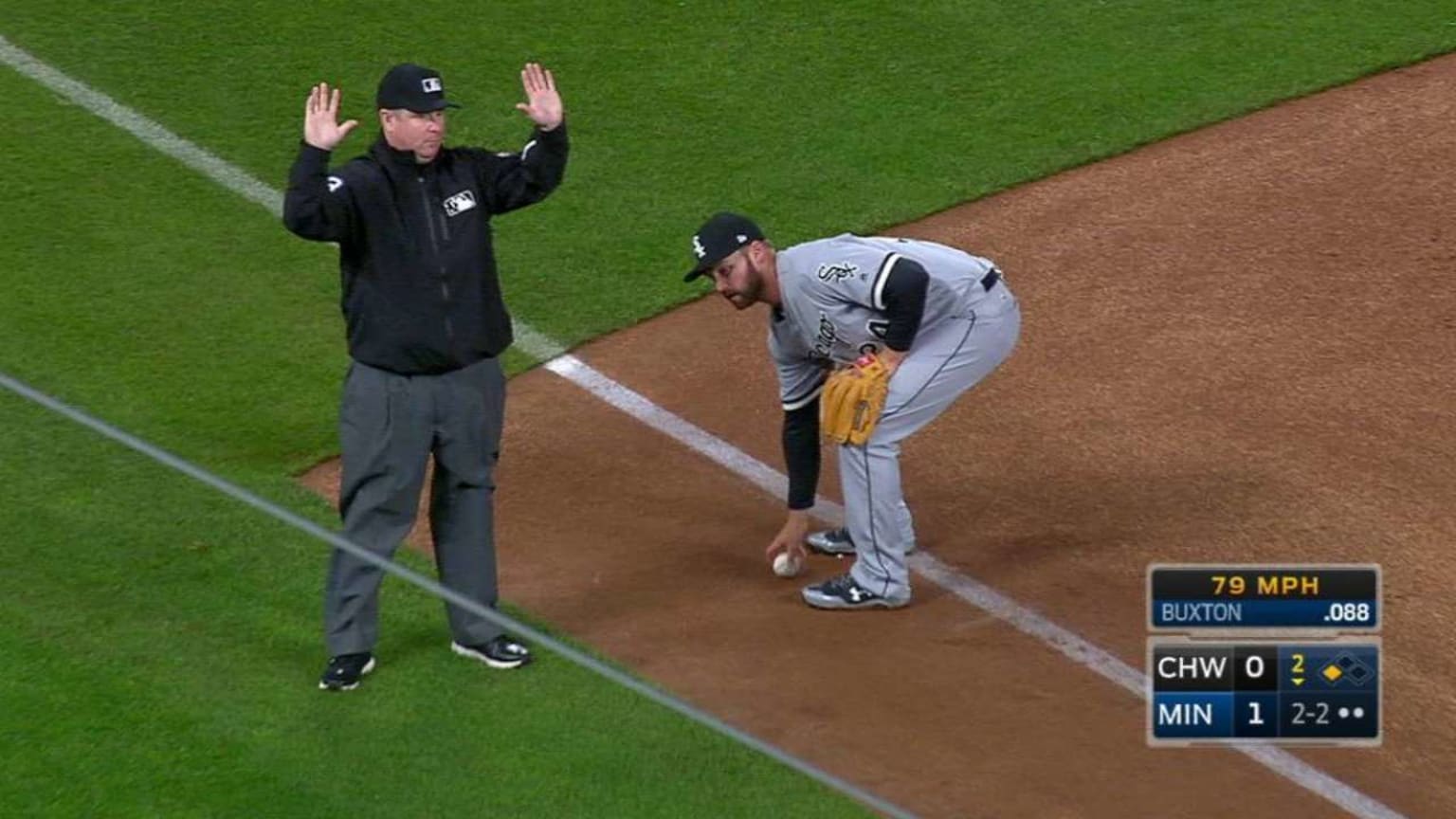 Umpire hit by foul ball 04/14/2017