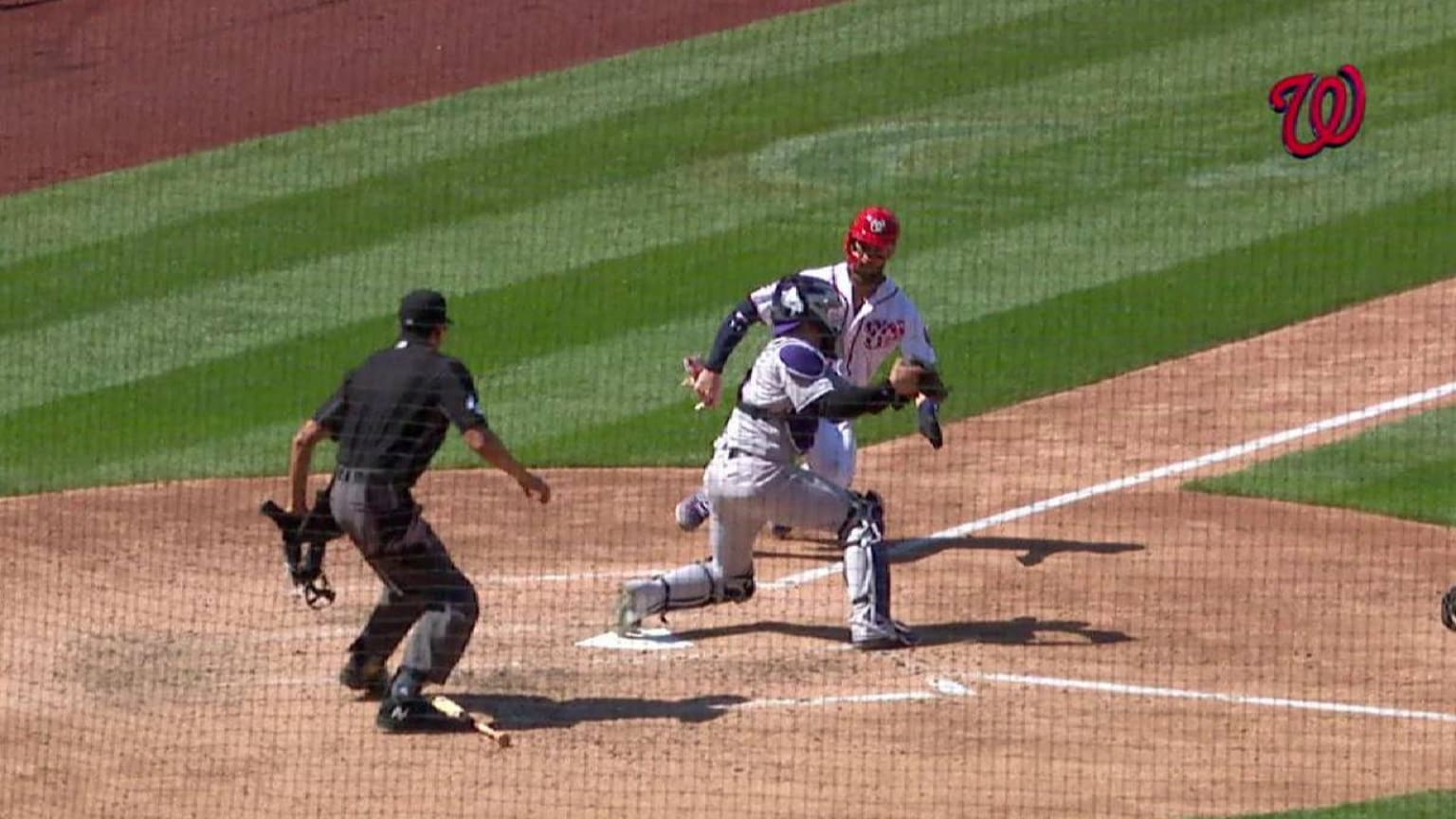 Harper scores on safety squeeze 04/14/2018 Washington Nationals