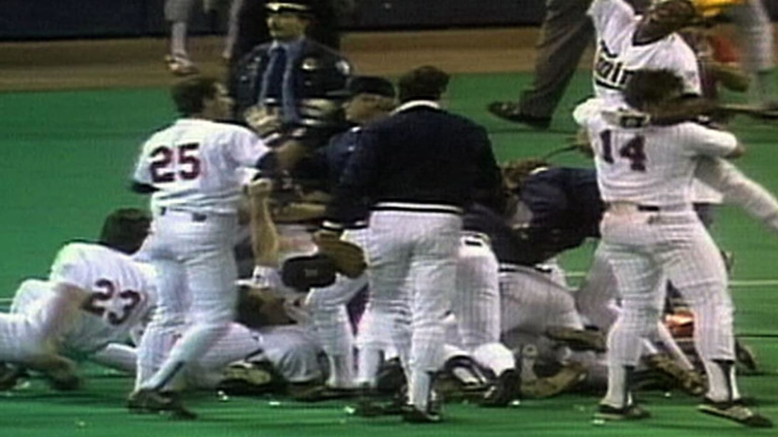 твин пикс сериал 1990 майкл онткин. галактики сиамские близнецы. твин пикс кадры светофор. новорожденные близнецы в больнице. джеймс марлоу из фильма.