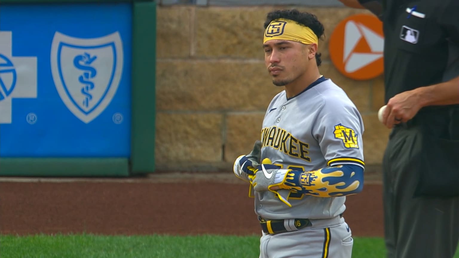 Kolten Wong leaves with injury 07/01/2021