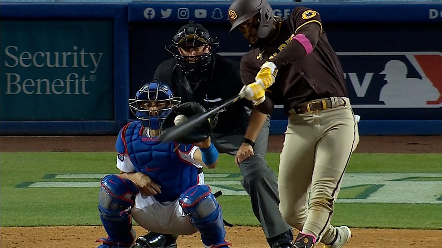 Jimmy Nelson fans Tatis Jr. | 04/25/2021 | Los Angeles Dodgers