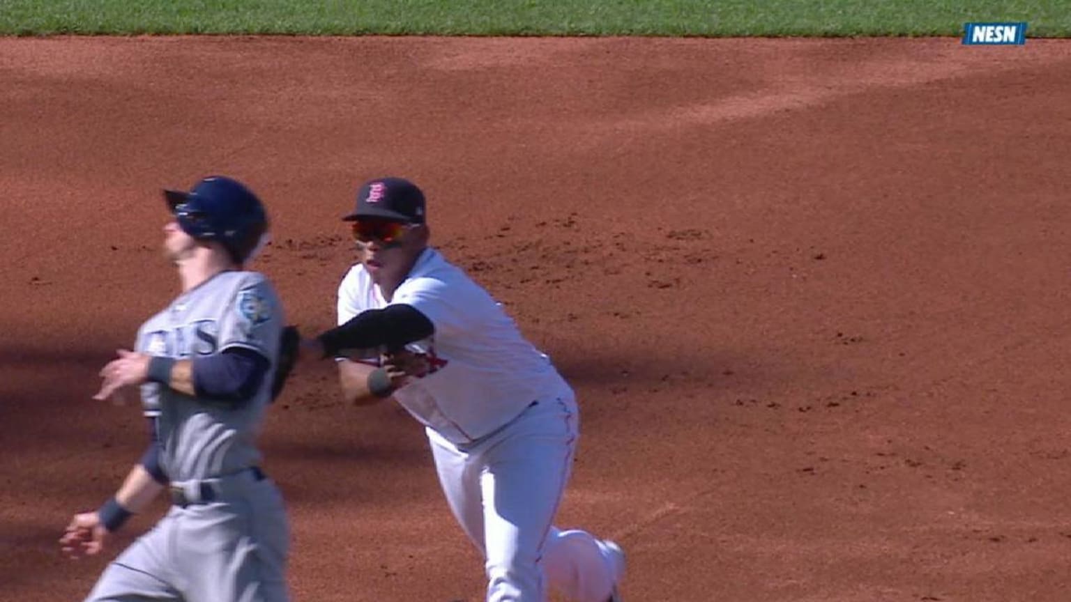 Ozzie jumps over runner to turn double play 