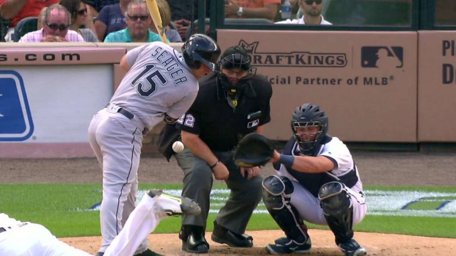 Umpire gets hit on the knee 06/20/2016