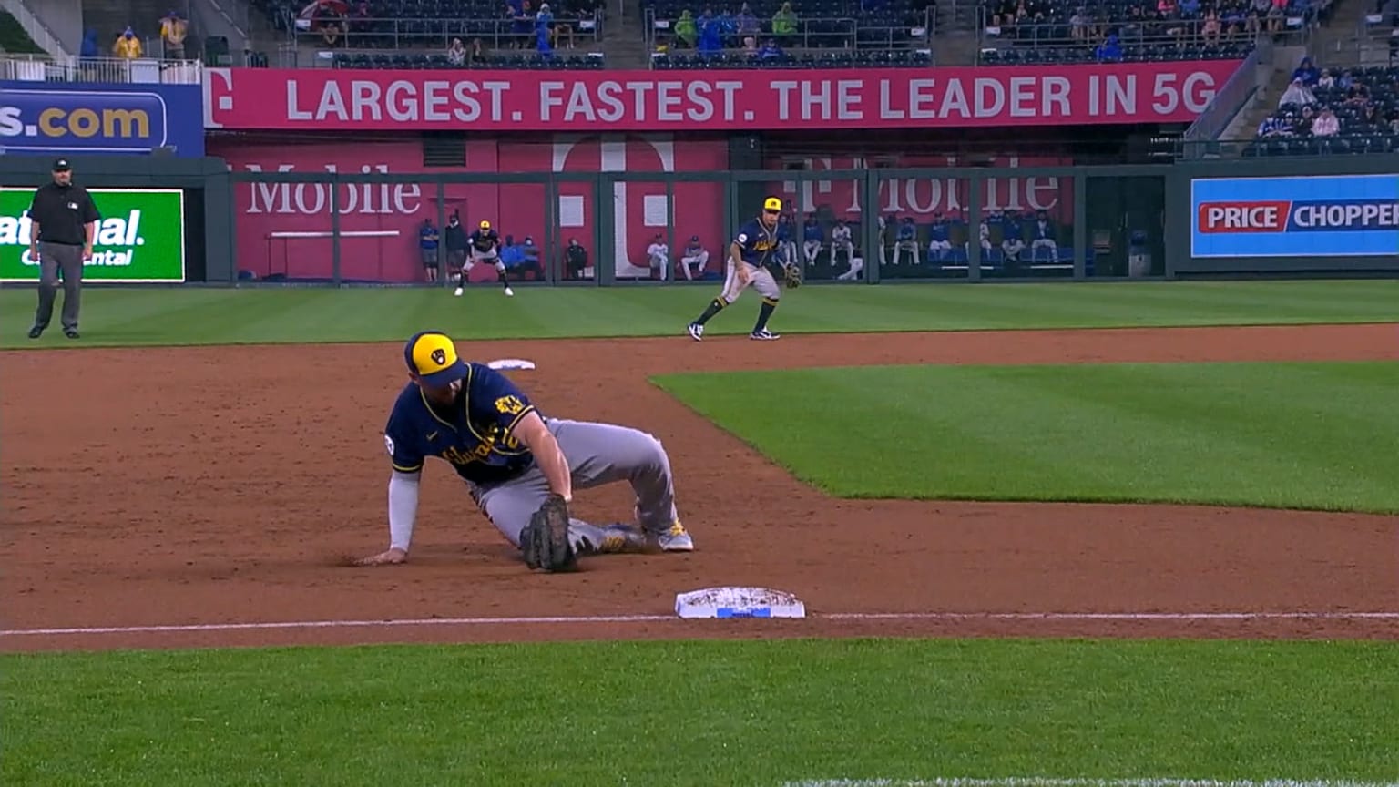 Travis Shaw's slick stop 05/19/2021