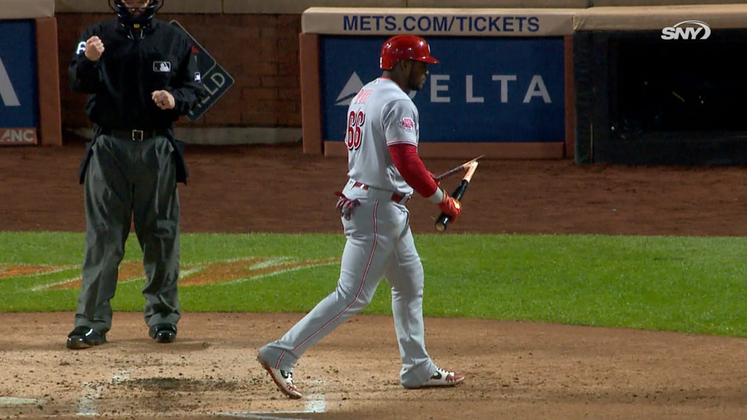 Puig breaks bat over knee 05/01/2019 Cincinnati Reds