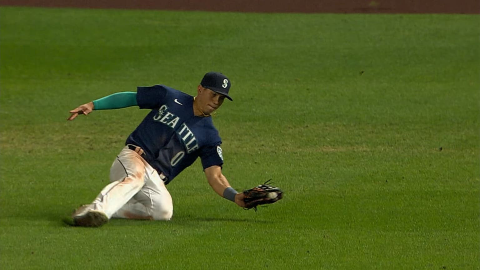 WATCH: Seattle Mariners outfielder Sam Haggerty makes one of the