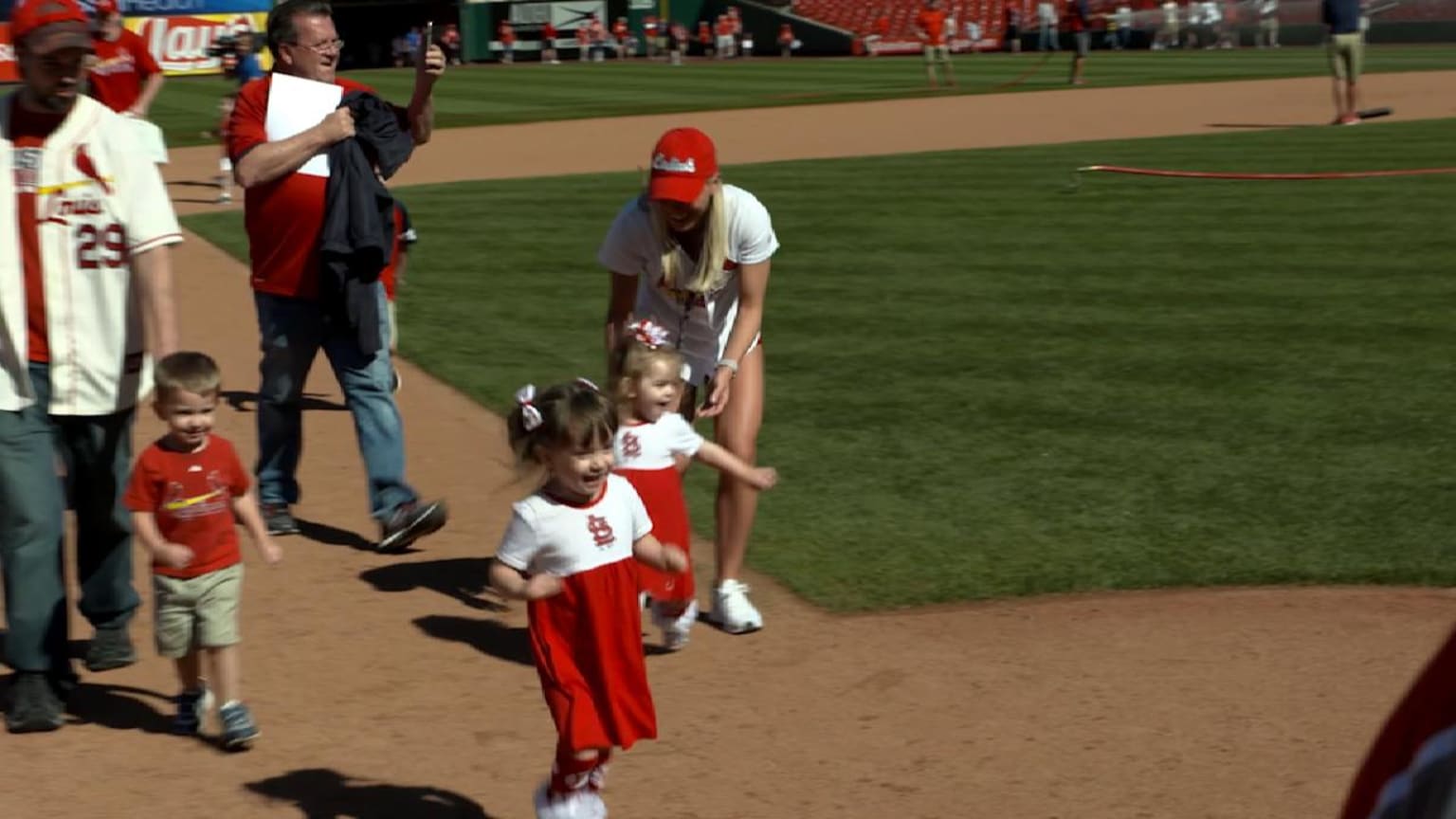 Kids run the bases | 06/09/2017 | Los Angeles Dodgers