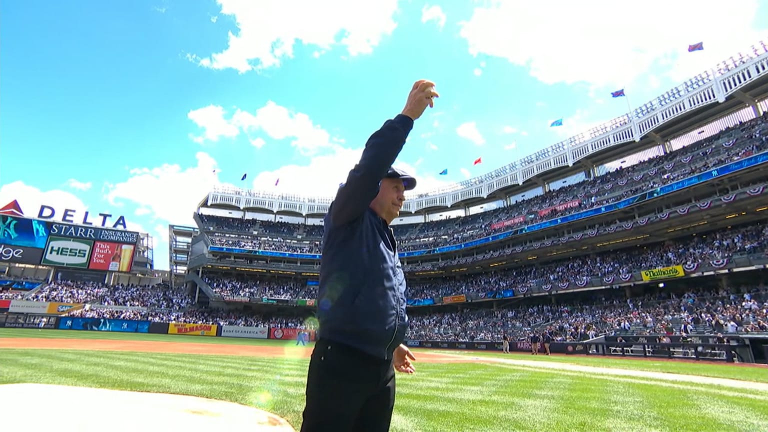 Billy Crystal throws the first pitch on Opening Day | 04/08/2022