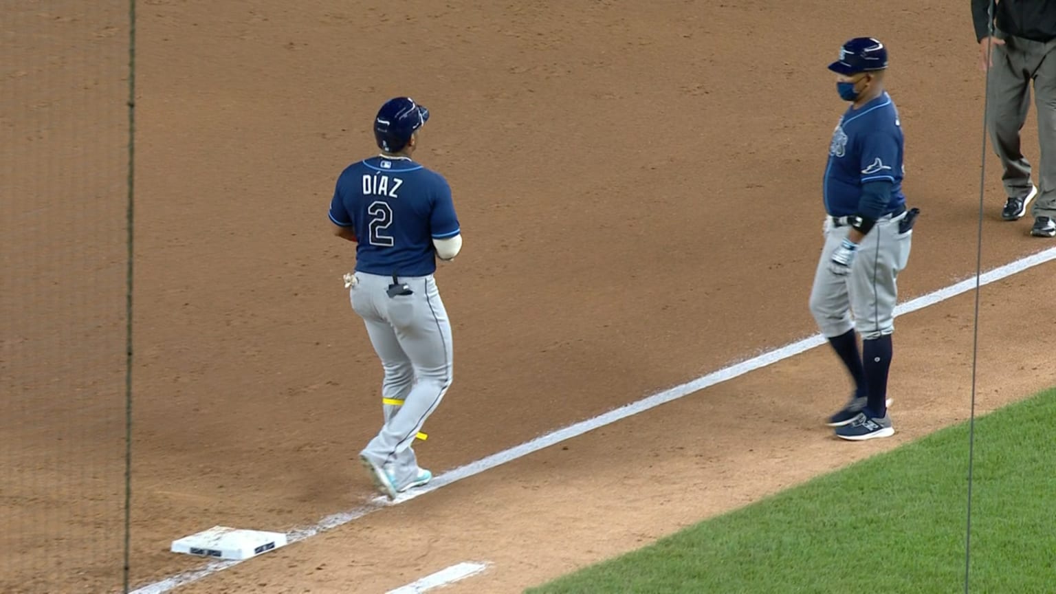 Yandy Díaz exits with injury 08/31/2020 Tampa Bay Rays