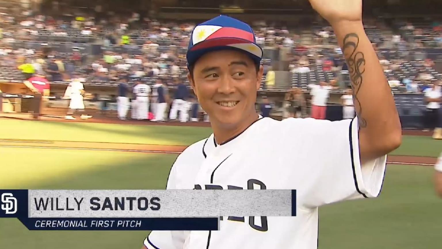 Santos' ceremonial first pitch | 08/11/2018 | Pittsburgh Pirates