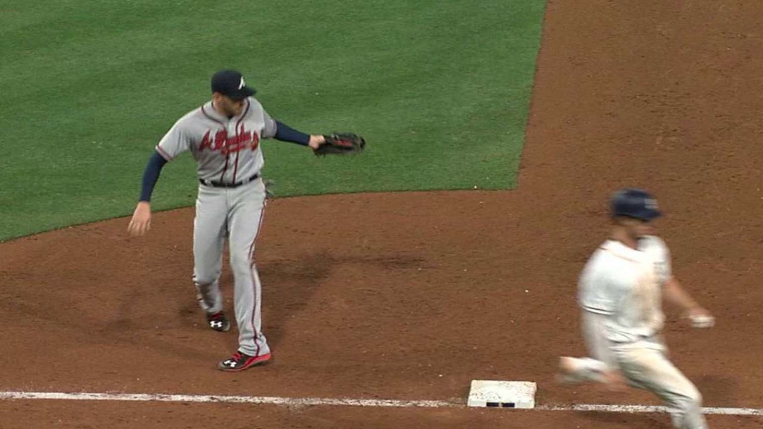 Freeman applies the tag | 06/06/2016 | MLB.com