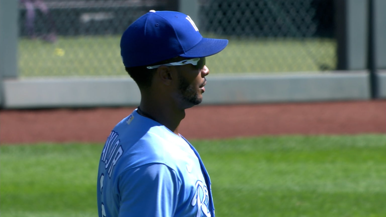 Michael A. Taylor's outfield assist 09/19/2021 Kansas City Royals