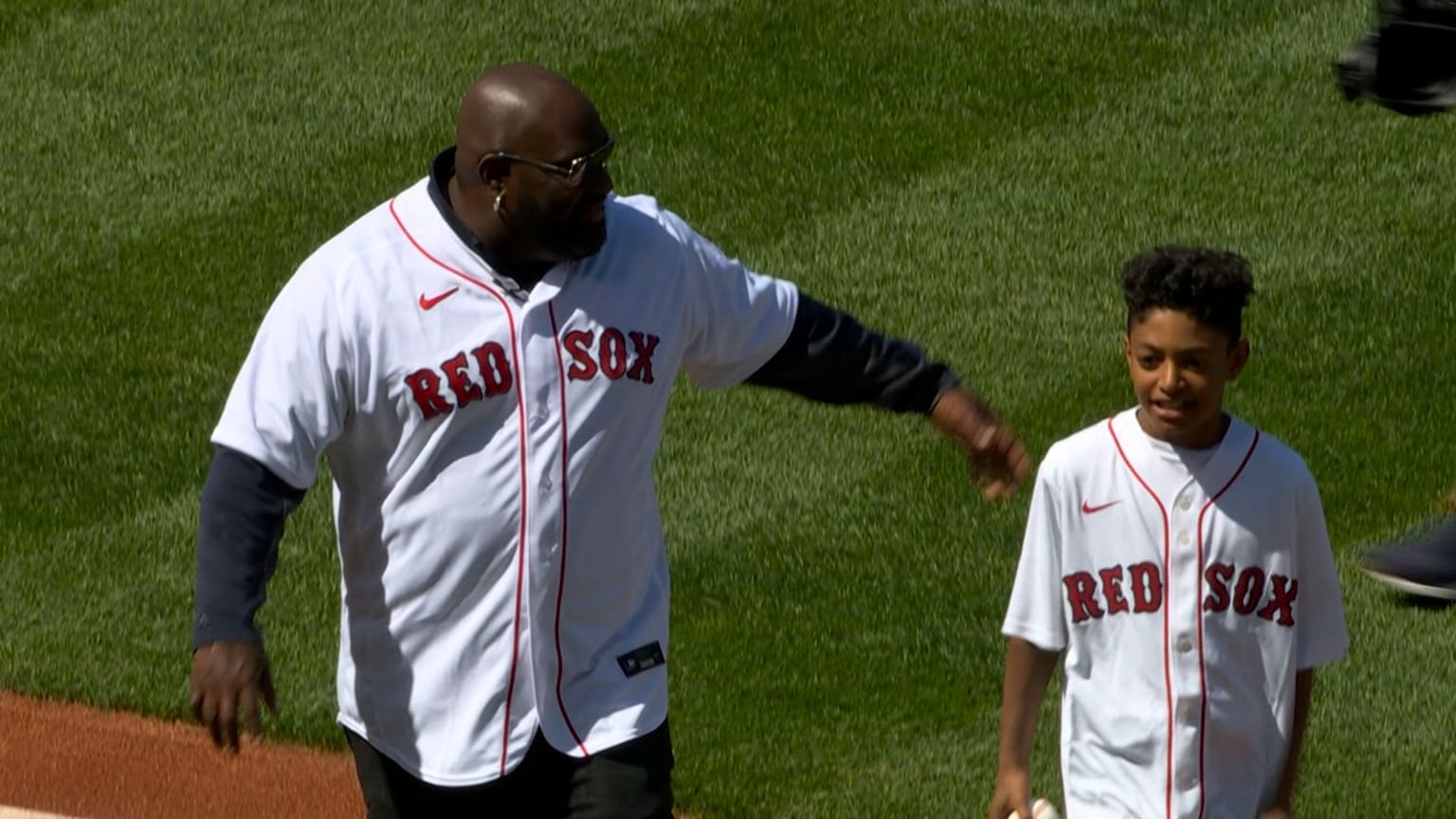 Red Sox welcome 1995 AL MVP Mo Vaughn back to Fenway | 04/15/2022 | MLB.com