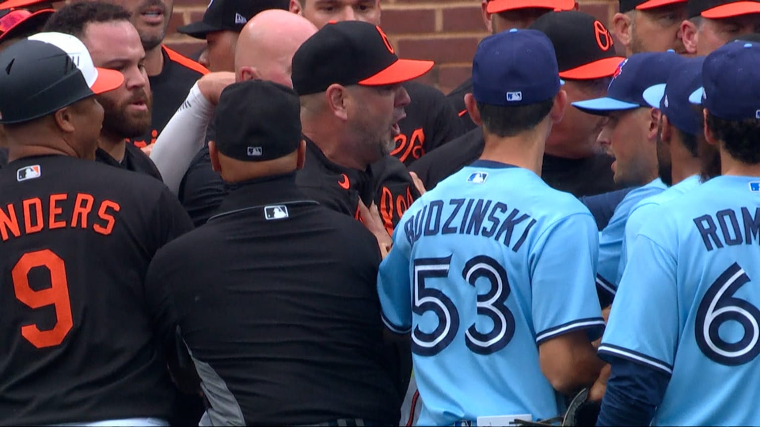 Benches clear in the 4th, 06/19/2021