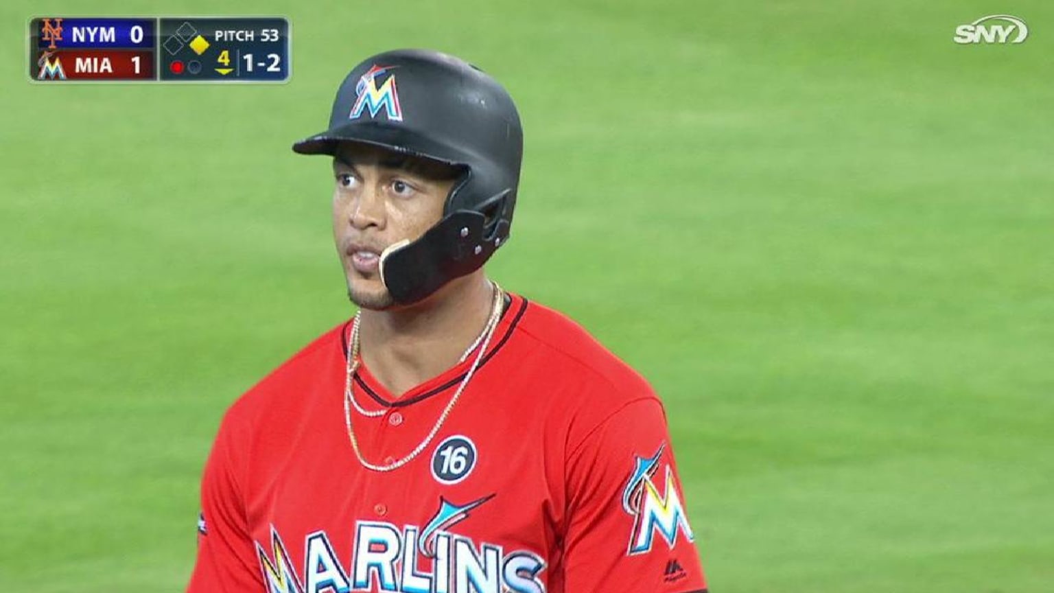 giancarlo stanton golpeando