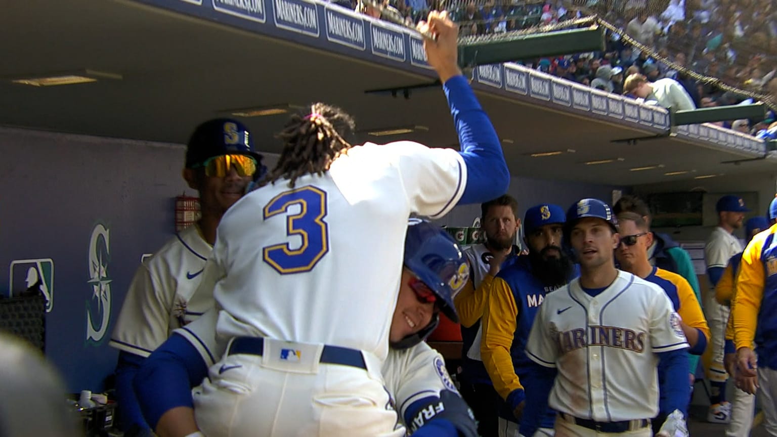 Mariners score five in the 4th 04/17/2022 Seattle Mariners