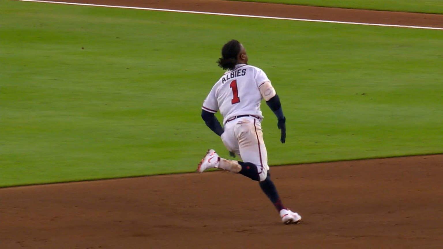 Ozzie Albies undergoes successful surgery for left foot fracture