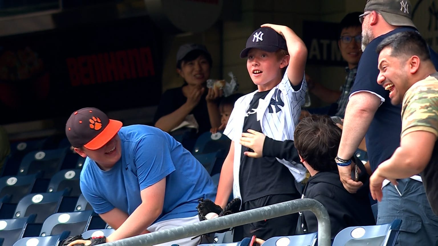 A young fan makes an expert catch on Carpenter's foul | 06/02/2022 ...