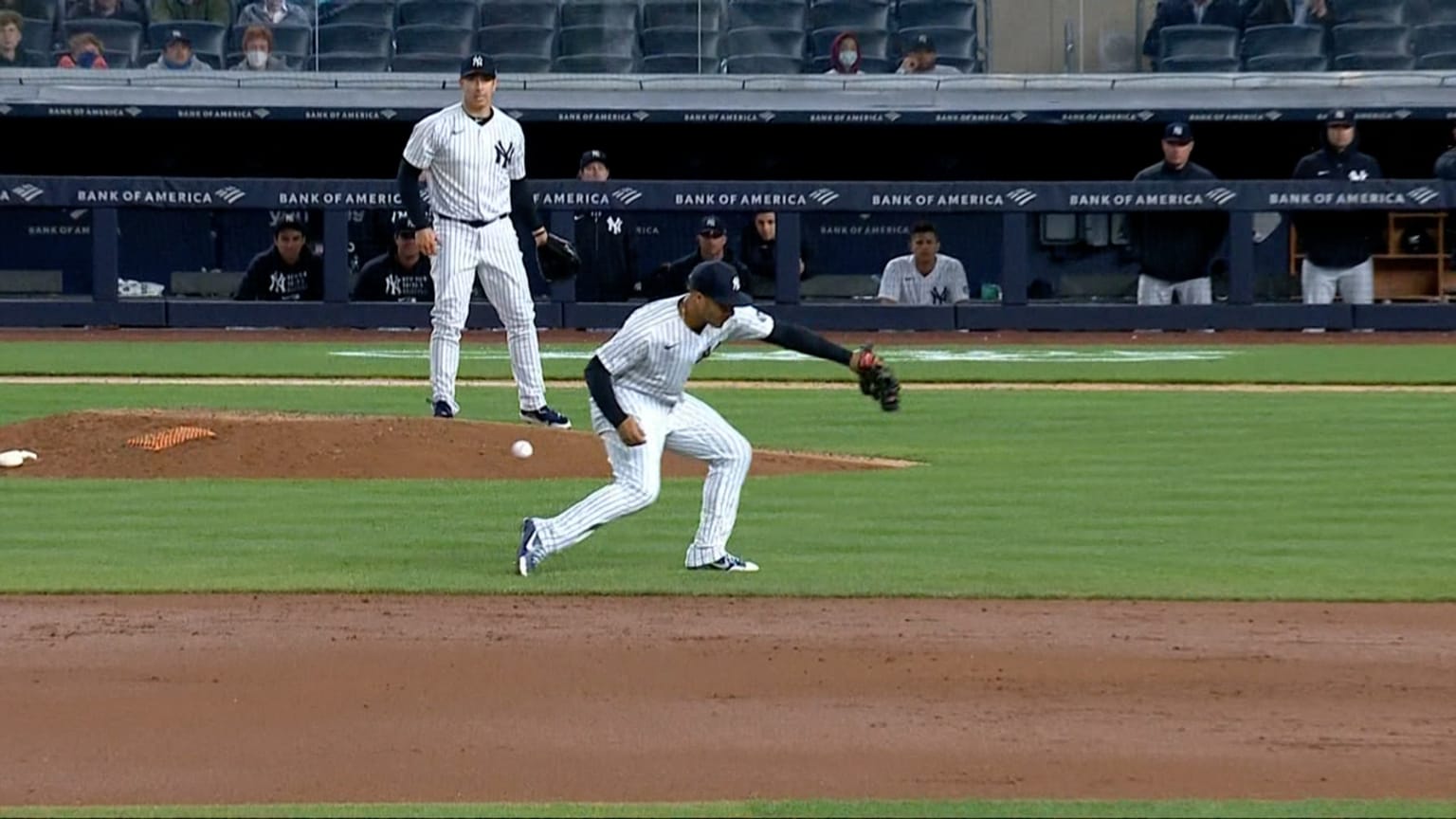 The Yankees record three errors in the 8th inning 05/07/2021