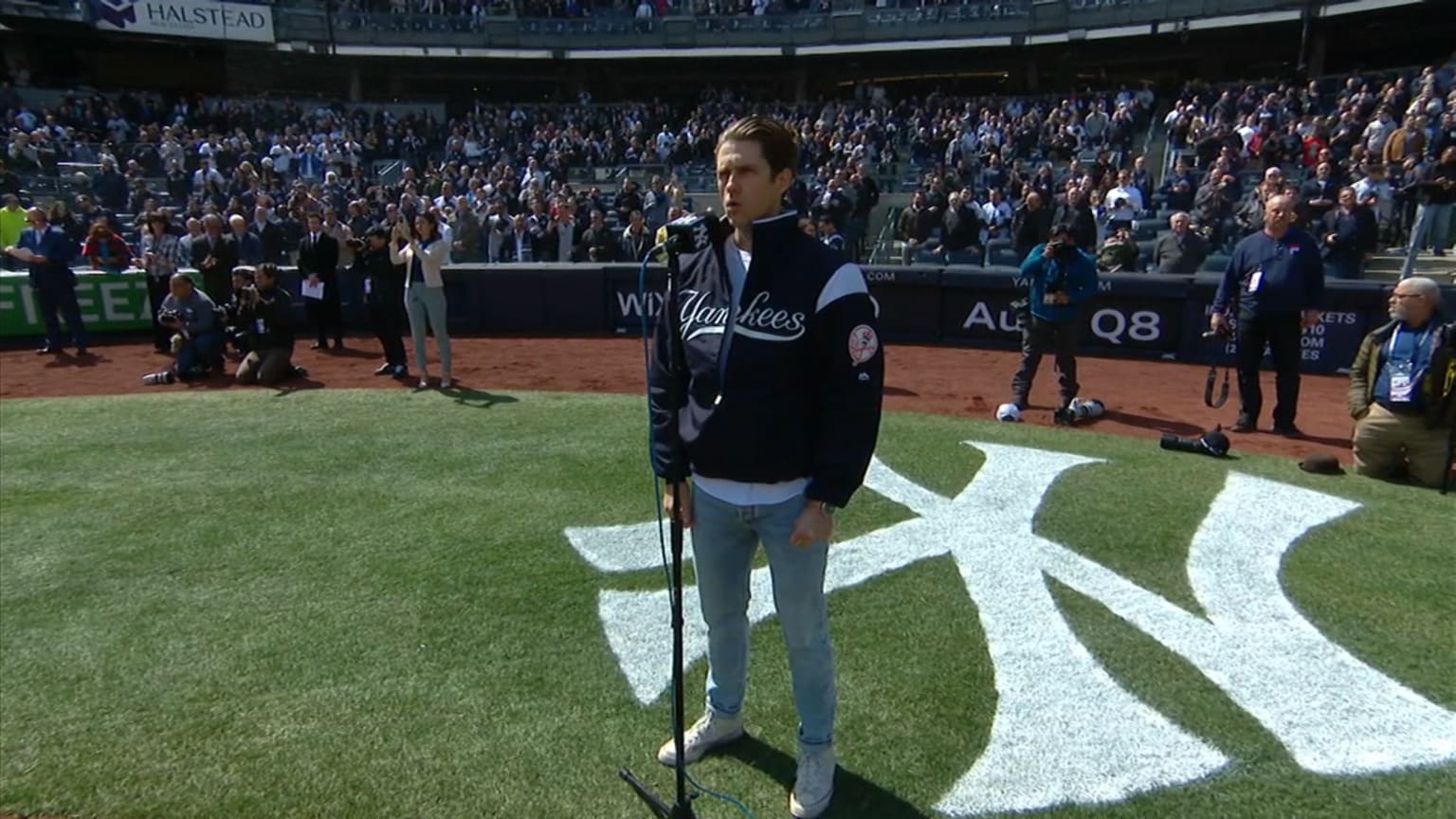 Tveit sings the national anthem | 03/28/2019