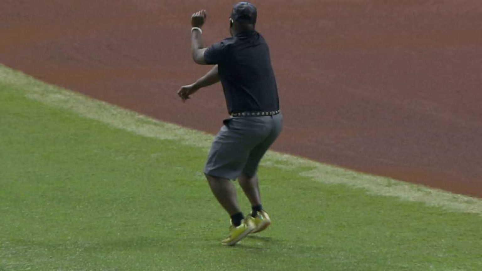 SF@TB: Grounds crew member shows off dance moves | 06/17/2016 | Seattle ...