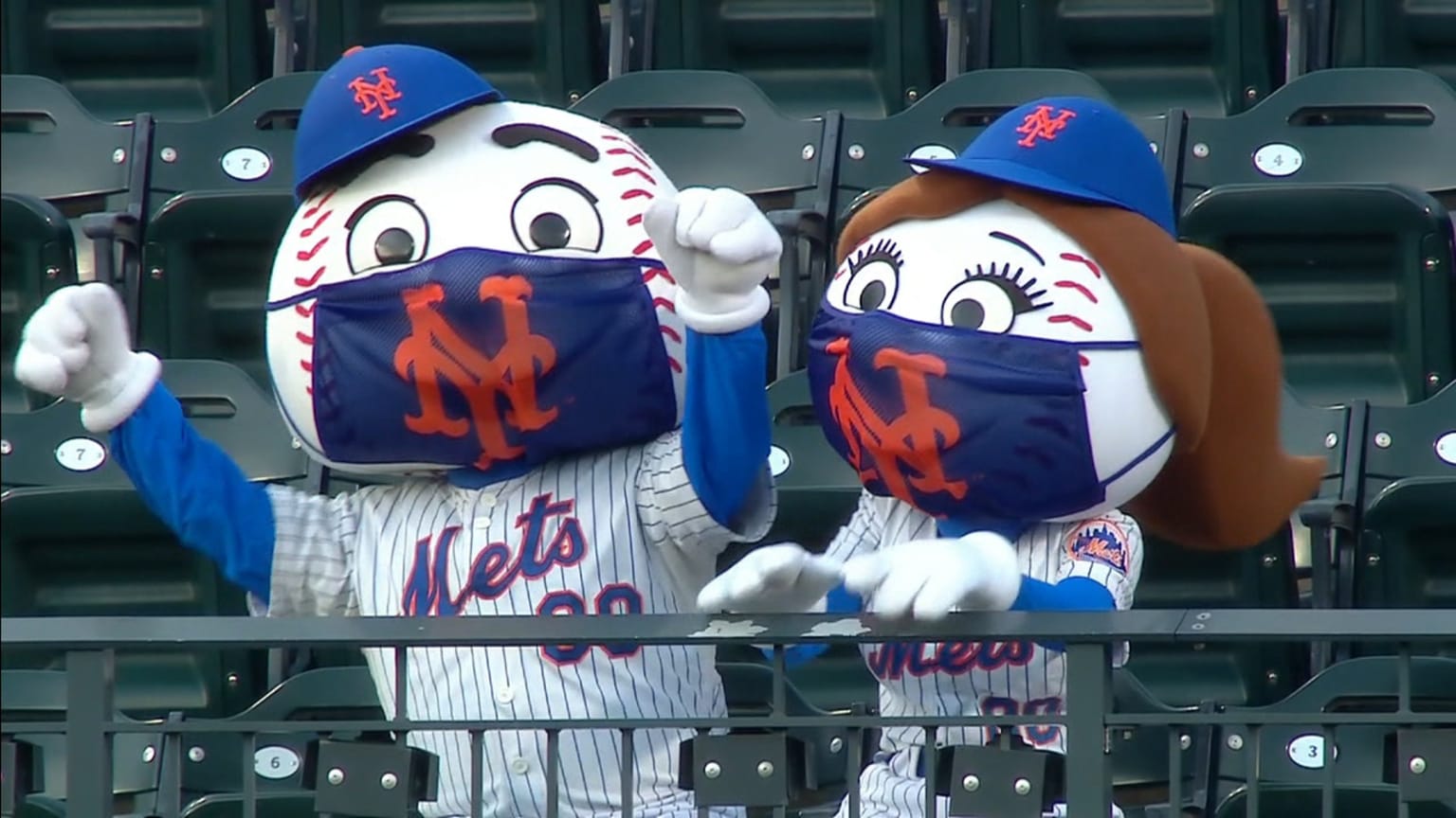 Mr. y Mrs. Met usan sus máscaras 26/07/2020 Los Mets de Nueva York