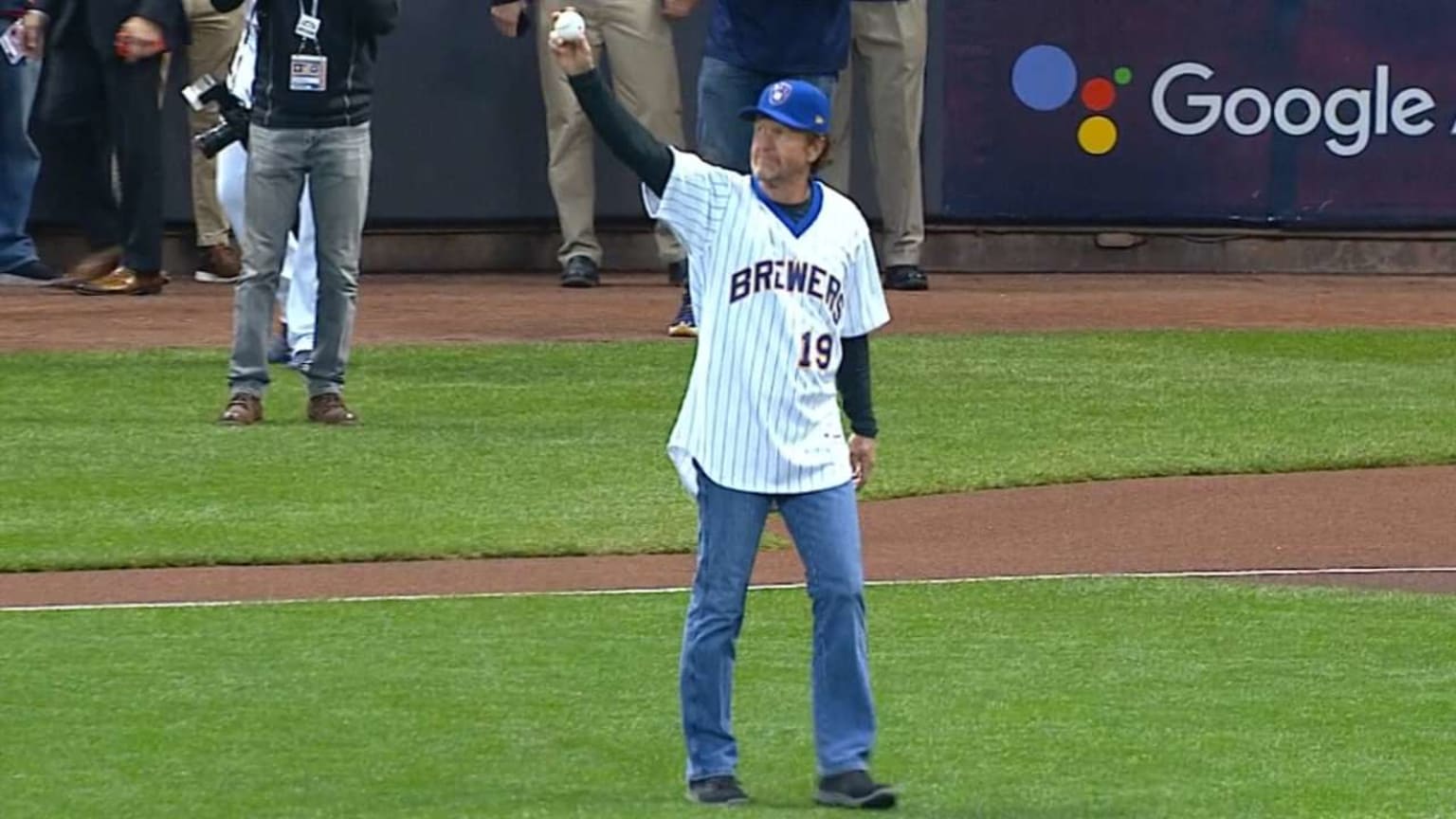 Hall of Famer Robin Yount throws out the first pitch of NLCS Game