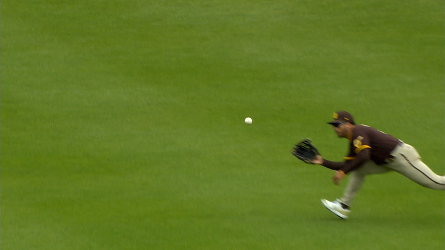 Trent Grisham lays out for a beautiful diving catch 04/28/2022 San
